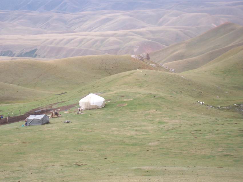 Yurta y corral en las montañas de Kyrgyzstan.